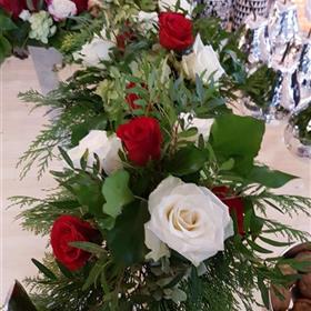 fwthumbchristmas table flowers red white green.jpg